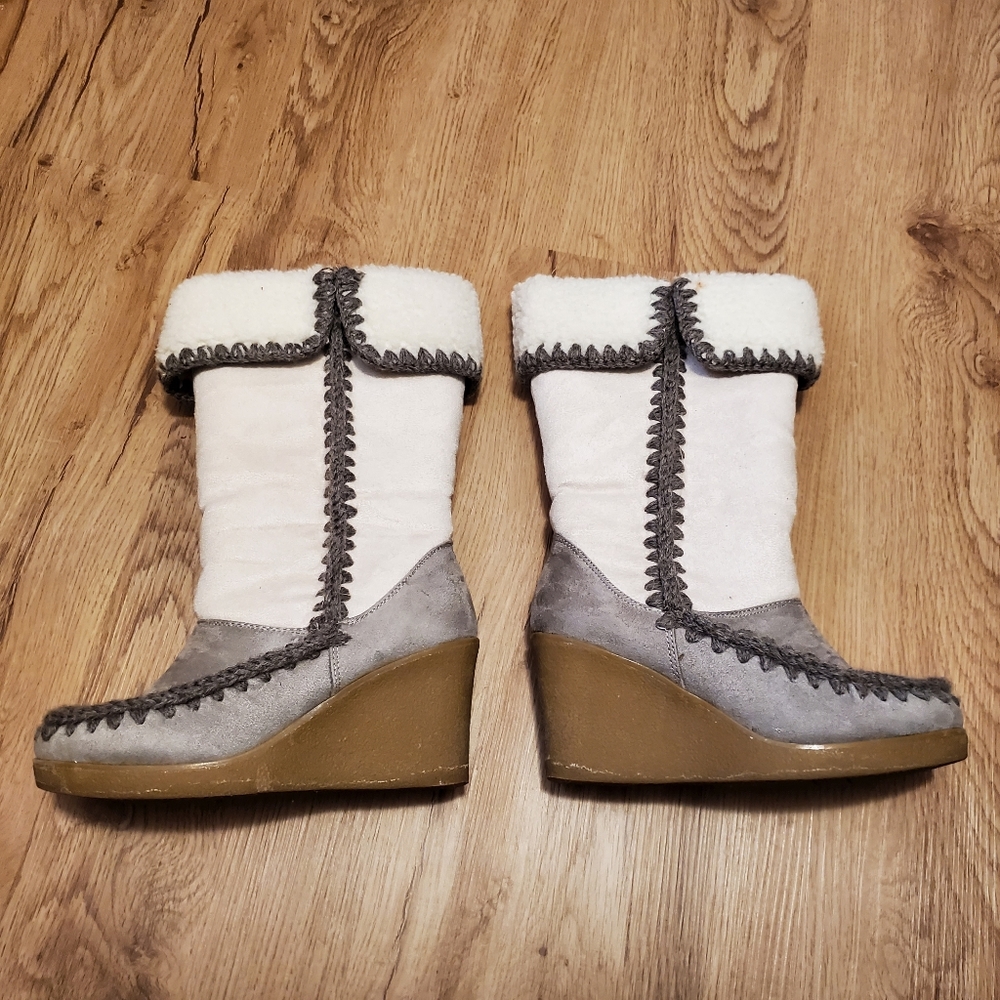 American Eagle White Magnolia Wedge Boots Size 5.5